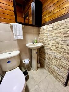 萨兰托Gue Guatok的一间带卫生间和水槽的浴室
