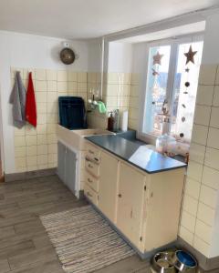 LaTerestone的厨房设有水槽和窗户。