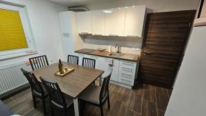 布雷日采Office Escape - holiday home in Terme Čatež的厨房配有桌椅和水槽。