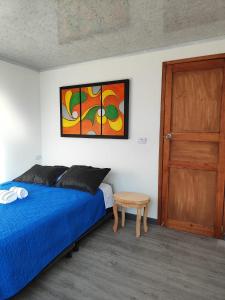 圣罗莎德卡瓦尔Apartamento vía a termales的一间卧室设有蓝色的床和木门