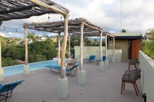 萨尤利塔Maramara more to live的带椅子的有盖庭院和游泳池
