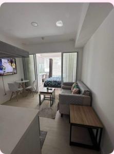 马尼拉Azure urban residences 1BR Unit fits max 3 persons的客厅配有沙发和桌子