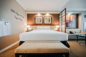 拉斯维加斯业主签名租赁公寓的酒店客房设有一张大床和一张沙发。