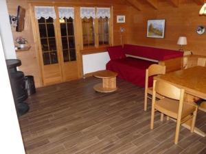 格林德尔瓦尔德Chalet Kiefer - b48527的客厅配有沙发和桌子