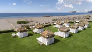 达拉曼达拉曼萨里格尔梅希尔顿spa度假酒店 的海滩上一组小屋的顶部景色