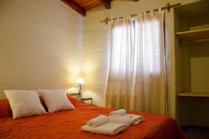乌玛瓦卡乌玛瓦卡穆内酒店的一间卧室配有一张床,上面有两条毛巾