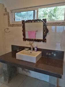 塞罗阿苏尔Cabaña Holly Water的一间带水槽和镜子的浴室