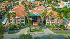 塔里哈Hotel Viña del Sur的棕榈树房屋的空中景致
