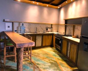 圣法兰西斯克Frondavista San Pancho的厨房配有木桌和炉灶。