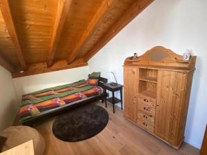 弗利姆斯Casa Marianne - b48614的一间卧室设有一张床和木制天花板