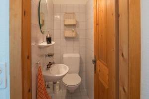 弗利姆斯Casa Marianne - b48614的一间带卫生间和水槽的小浴室