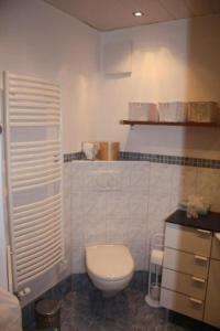 武尔佩拉1 12 Zi Wohnung mit persönlichem Charme - b48574的浴室配有白色卫生间和盥洗盆。