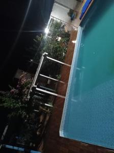 ItapurangaFazendinha的游泳池的灯光图像