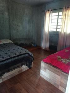 ItapurangaFazendinha的一间卧室设有一张床和一个窗口