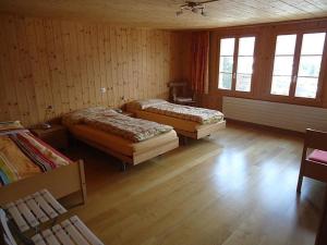 哈斯利伯格Steffelhüs 8-Bettwohnung - b48637的客房内设有两张床,铺有木地板,设有窗户。