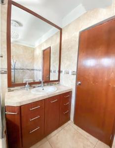 塔拉拉D'eluxe Hotel Talara的一间带水槽和镜子的浴室