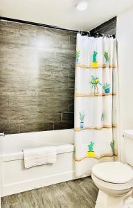 伦敦LaVida Exclusive Guest House (Rm #3)的浴室设有卫生间和带仙人掌的浴帘。