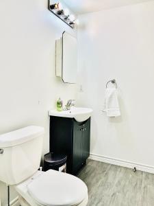 伦敦LaVida Exclusive Guest House (Rm #3)的浴室配有白色卫生间和盥洗盆。
