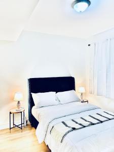伦敦LaVida Exclusive Guest House (Rm #3)的白色卧室配有一张带两盏灯的大床