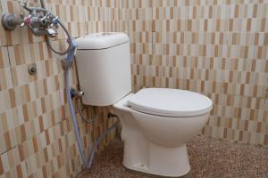 克里穆图Family Guest House Moni的浴室位于隔间内,设有白色卫生间。