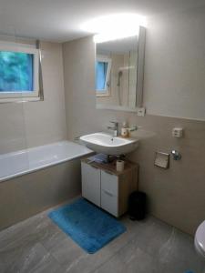 菲茨瑙Thal - b48769的浴室配有盥洗盆和浴缸。
