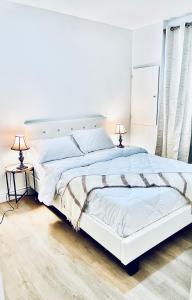 伦敦LaVida Exclusive Guest House(Rm#4)的白色卧室内的一张白色床,配有两盏灯