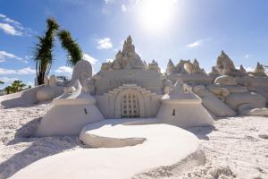 奥兰多Evermore Orlando Resort的海滩上一座大型白色沙滩城堡