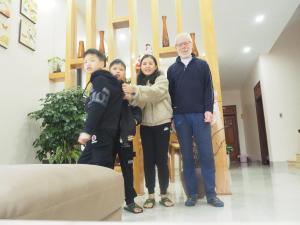 高平GiaBinh Homestay的一群站在客厅的人