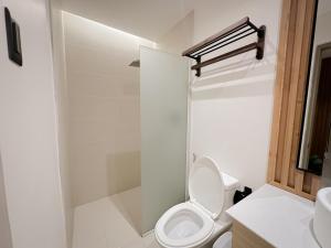 邦劳LEUX Hotel Alona Panglao的白色的浴室设有卫生间和淋浴。