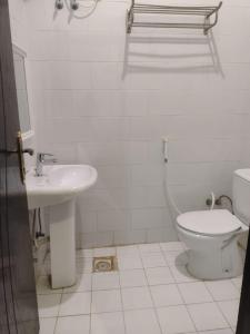 拉比格Dorar Rabigh Complex Residential Units的白色的浴室设有卫生间和水槽。