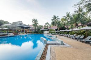 奥南海滩Krabi La Playa Resort - SHA Plus的度假村的游泳池,配有躺椅和遮阳伞