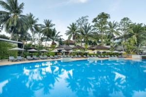 奥南海滩Krabi La Playa Resort - SHA Plus的享有度假村游泳池的景致。