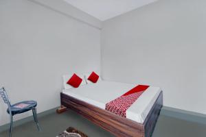巴特那OYO Flagship YUVRAJ Hotel的一间小卧室,配有一张床和一把椅子