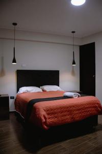 万卡约PRANA的一间卧室配有一张带红色毯子的大床