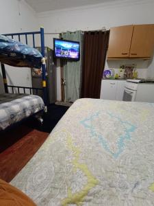 奇廉Alojamiento chillan的一间卧室配有一张双层床,上面有地图