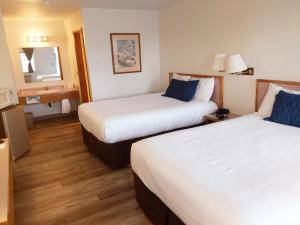 布鲁金斯Harbor Inn的酒店客房,设有两张床和镜子