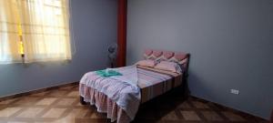 Puerto CallaoPARAISO的一间小卧室,配有一张带粉红色床头板的床