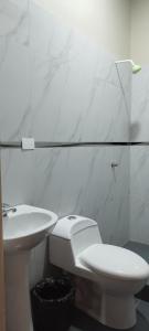 Puerto CallaoPARAISO的白色的浴室设有卫生间和水槽。