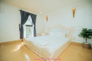 河内Villa Ba Vì MEMORY HOME的窗户客房内的一张白色床