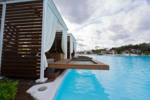 奥兰多Evermore Orlando Resort的一个带游泳池的度假胜地,设有甲板和一座建筑