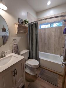 派托普湖畔Cozy Cottage 2BD/2BA, 2 Covered Decks, Patio Dinning, Newly Built!的浴室配有卫生间、浴缸和水槽。