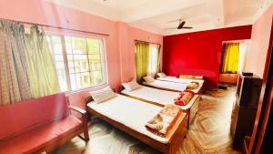 西里古里Hotel Vishal的红色墙壁的客房内的两张床