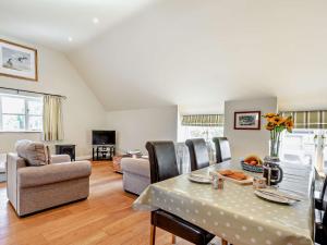 West Camel1 Bed in Castle Cary POLOC的客厅配有桌椅