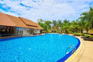 乔木提恩海滩Bali Style Luxury View Talay POOL VILLA close to Beach & Walking Street!的度假村内的大型蓝色游泳池