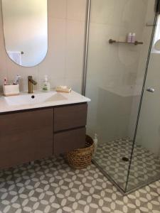NorwoodMRS BROWN’s COMFY CITY PAD的浴室配有盥洗盆和带镜子的淋浴