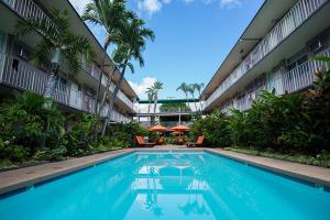 檀香山太平洋码头酒店的一座建筑物中央的游泳池