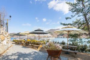 加平SS Resort的湖旁一组桌子和遮阳伞