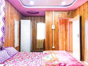 SombāriBODHI VILLA的一间卧室配有一张紫色天花板的床
