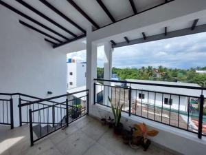 拉夏吉里雅Comfortable Stay in Colombo的享有建筑景致的阳台