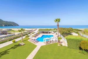 雷夫卡达镇San Giovanni Beach Resort and Suites的享有带游泳池和海洋的度假村的空中景致